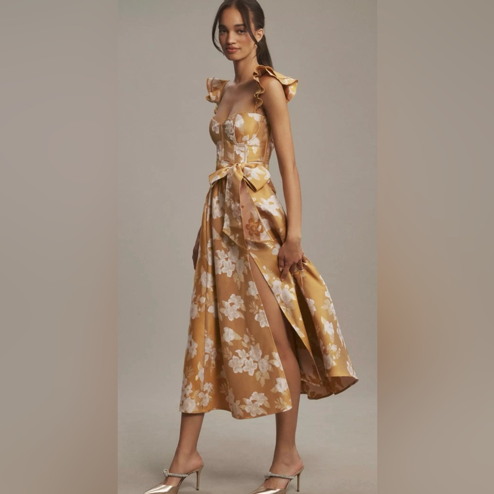 The Vera Dress in Gold Baroque
Floral - Picture 2 of 6